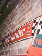 Jägermeister Racing sál téglafal előtt.