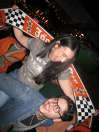 Két ember pózol egy nagy Jägermeister Racing sállal