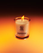 Jagermeister gyertya üvegedényben, sötét háttérrel