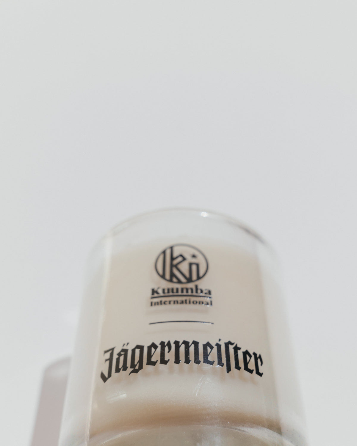 Jägermeister gyertya felülnézetből, függőlegesen