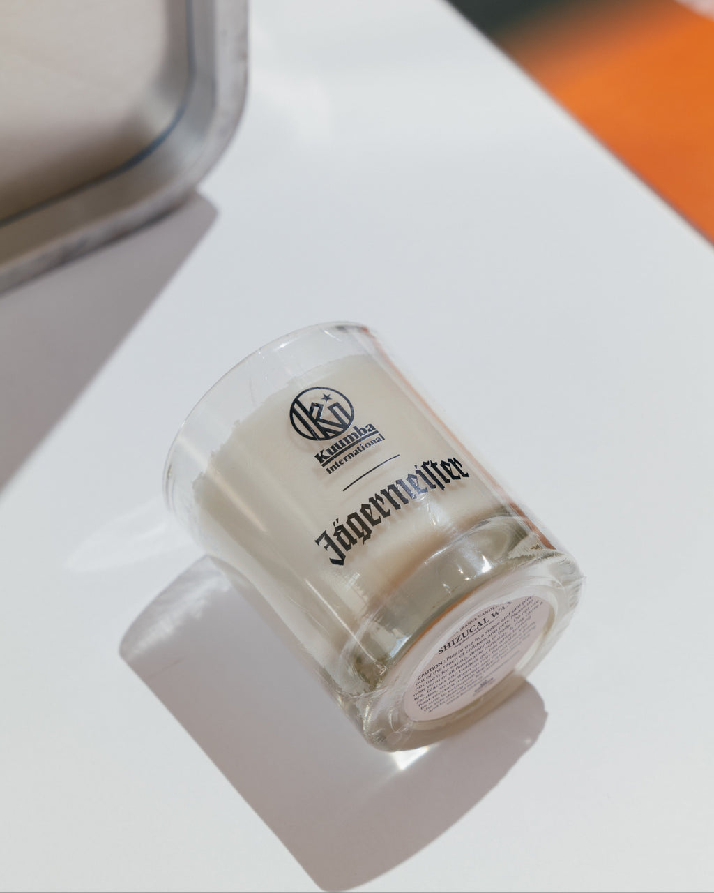 Jägermeister gyertya fehér felületen