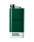 Zöld laposüveg a „Jägermeifter” és a „Pantone Herbal Green” felirattal, fehér háttéren
