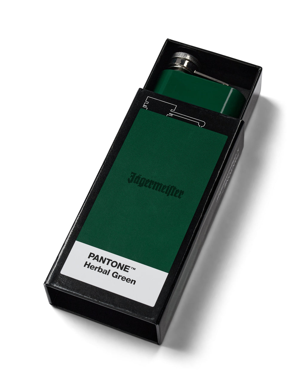 Zöld laposüveg „Jägermeister” márkajelzéssel egy fekete dobozban, amelyen a „Pantone Herbal Green” felirat látható.