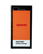 Jägermeister laposüvegdoboz „PANTONE Culture Orange” címkével, fehér háttéren