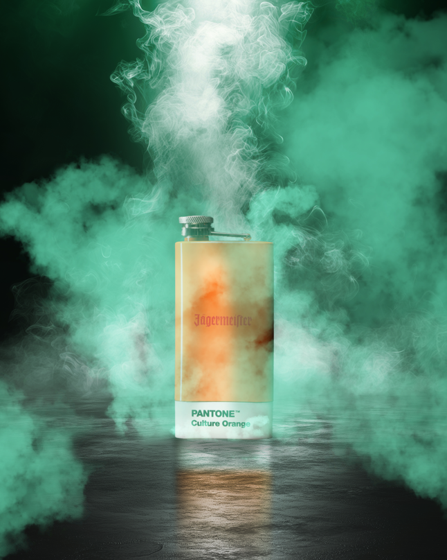 Jägermeister üveg Pantone színcímkével, zöld füsttel körülvéve, sötét háttéren