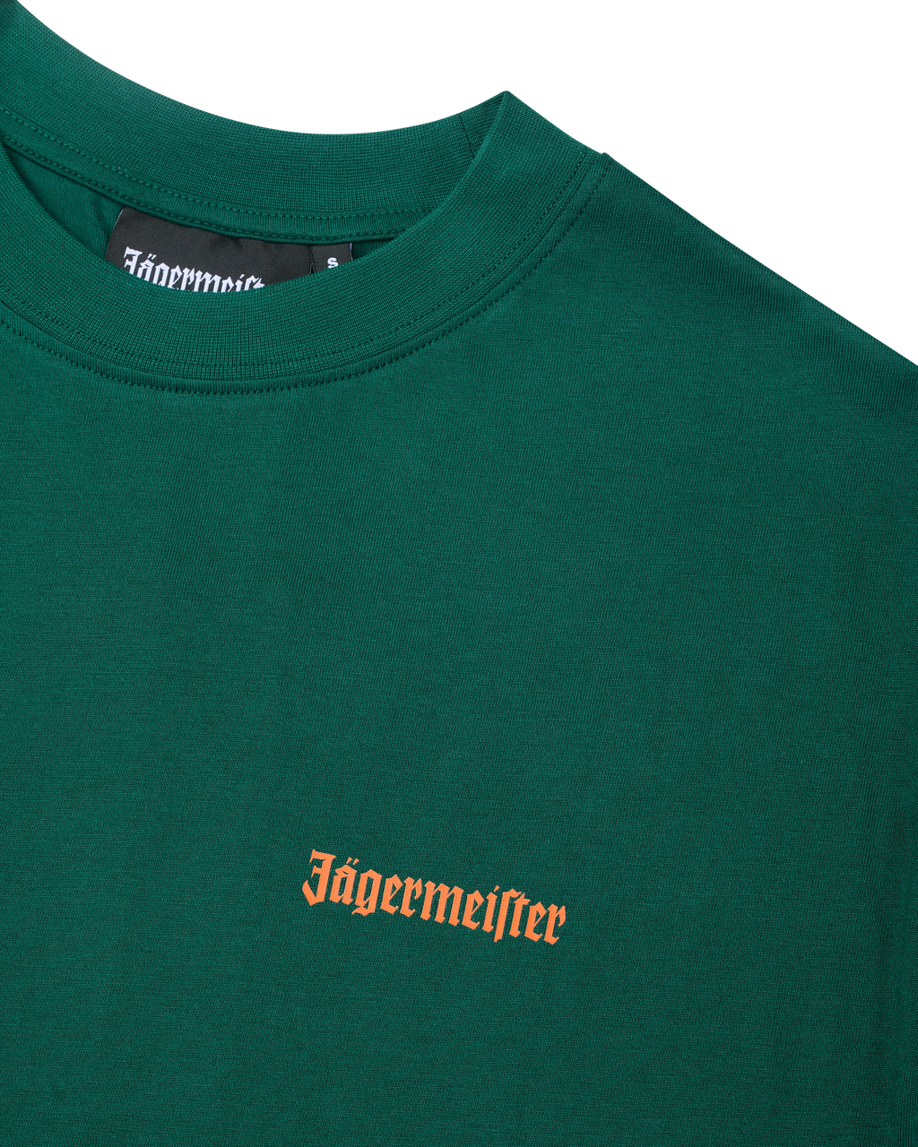 Zöld Jägermeister póló narancssárga Jägermeister szójellel a mellkason.