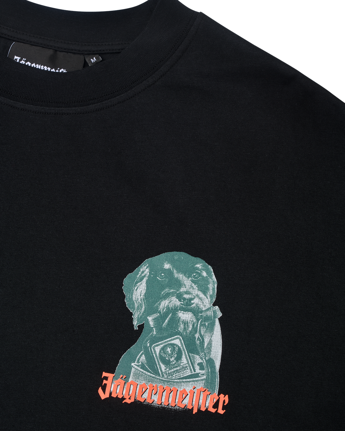 Fekete Jägermeister póló, a mellkason egy kis kutyás grafikás logóval.