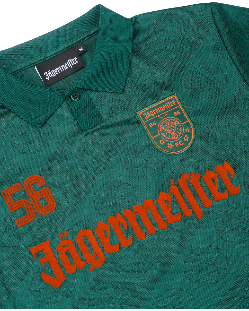 Közelkép egy zöld mezzel Jägermeister márkajelzéssel.