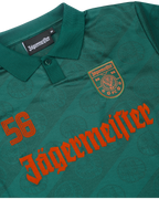 Közelkép egy zöld mezzel Jägermeister márkajelzéssel.
