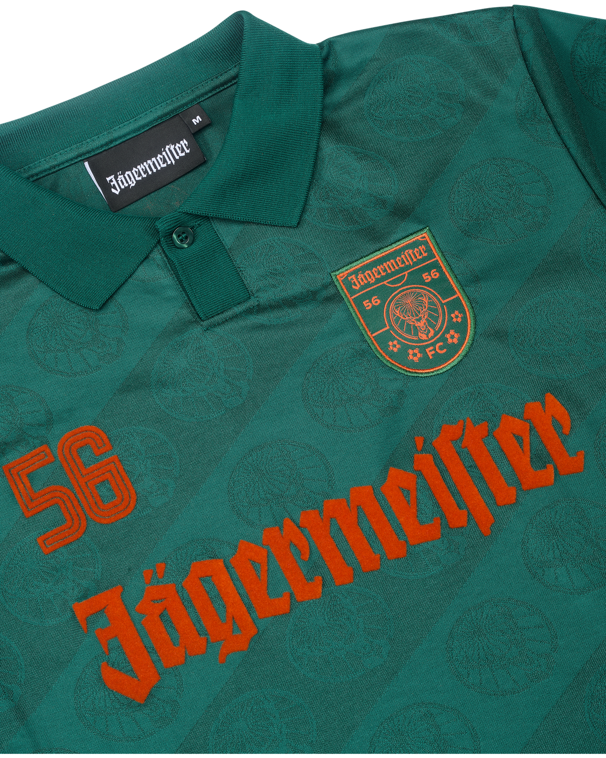 Közelkép egy zöld mezzel Jägermeister márkajelzéssel.