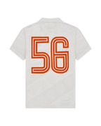 Fehér mez hátul narancssárga „56” dizájnnal.