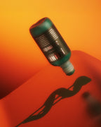 Zöld Krink marker Jägermeister márkajelzéssel, piros és narancssárga átmenetes háttéren