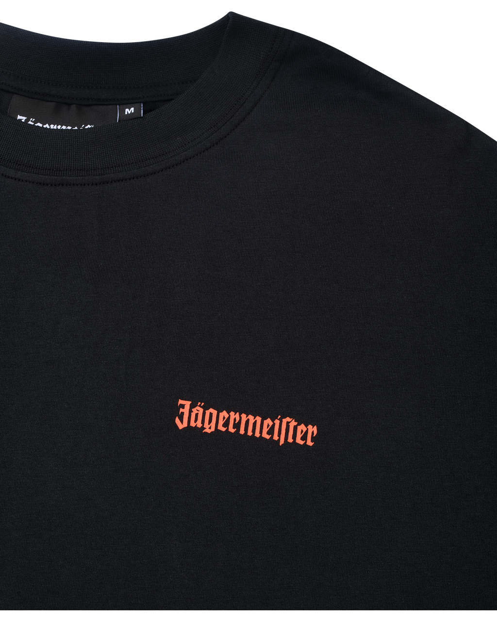 Fekete póló narancssárga Jägermeister logóval a mellkason.