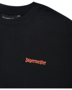 Fekete póló narancssárga Jägermeister logóval a mellkason.