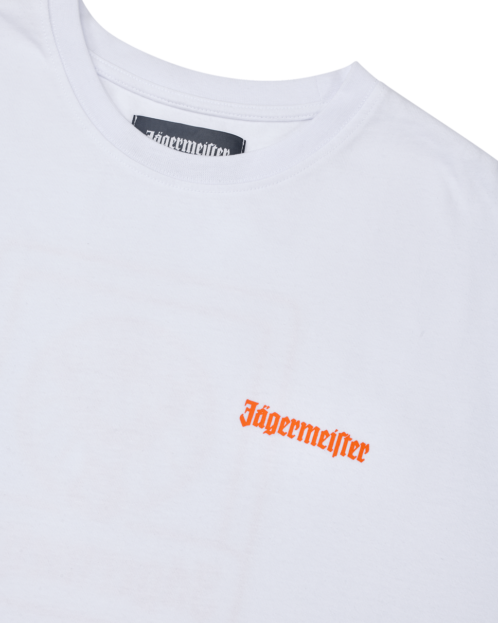 Fehér póló narancssárga „Jägermeister” logóval.