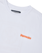 Fehér póló narancssárga „Jägermeister” logóval.