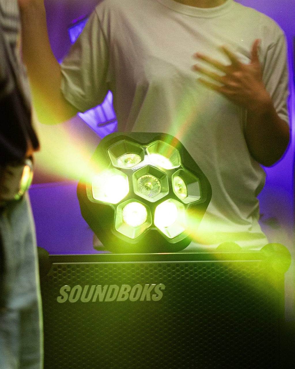 SOUNDBOKS hangszóró ragyogó LIGHTBOKS-szal sötét háttéren