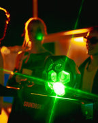 Zölden ragyogó LIghtboks egy Soundboksra helyezve, körülötte bulizó emberekkel