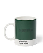 Jägermeister bögre Pantone Herbal Green színmintával, fehér háttéren