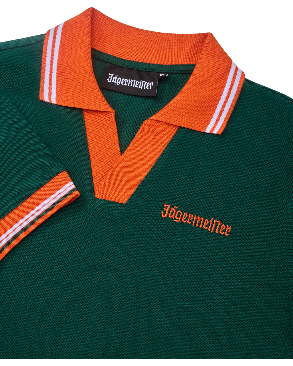 Zöld pólóruha narancssárga gallérral és szegéllyel, Jägermeister-márkajelzéssel.