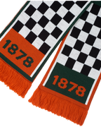 Jägermeister Racing sál kockás mintával és „1878” felirattal.