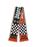 Jägermeister Racing sál kockás mintával és csillagokkal, rajta a Jägermeister logóval és a vállalat alapítási évével, 1878-cal.