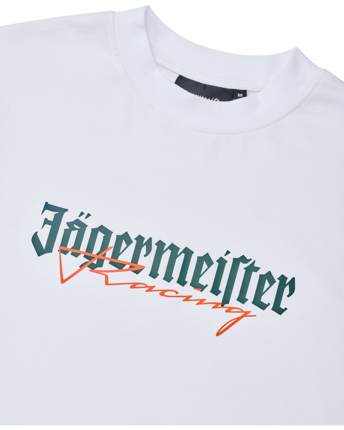 Fehér Jägermeister Racing póló zöld és narancssárga logóval.