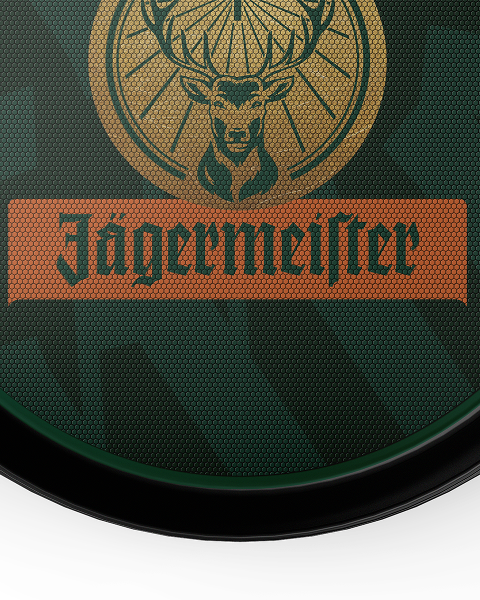 Jägermeister logó egy zöld tálcán