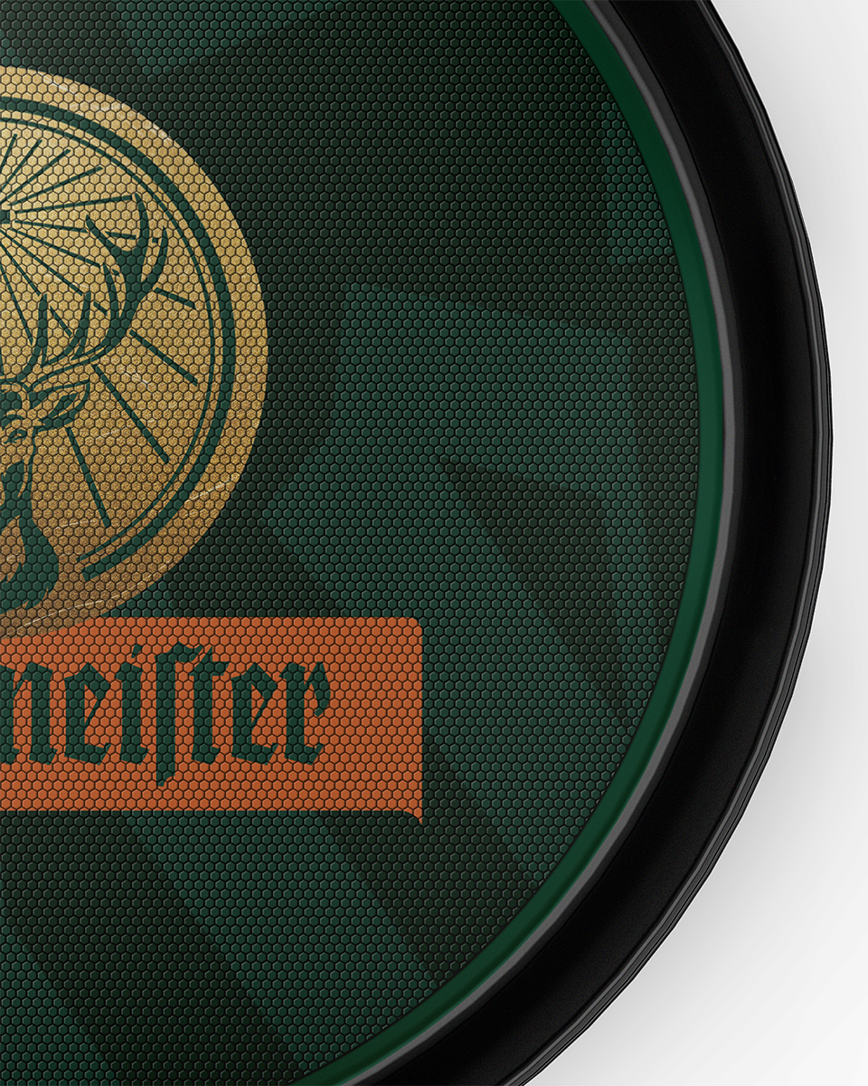 Közelkép egy zöld Jägermeister tálcáról Jägermeister logóval