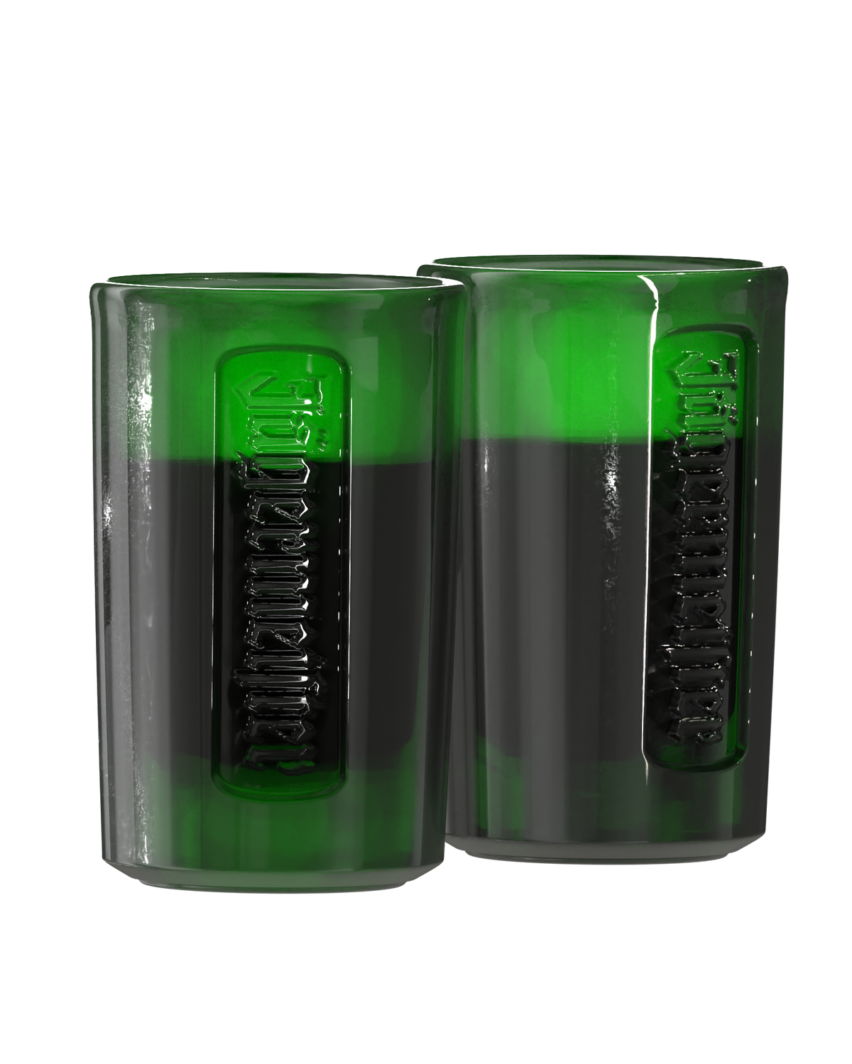 Két zöld shot pohár Jägermeister márkajelzéssel és folyadékkal benne