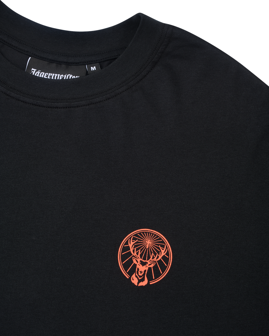 Fekete póló narancssárga Jägermeister logóval.