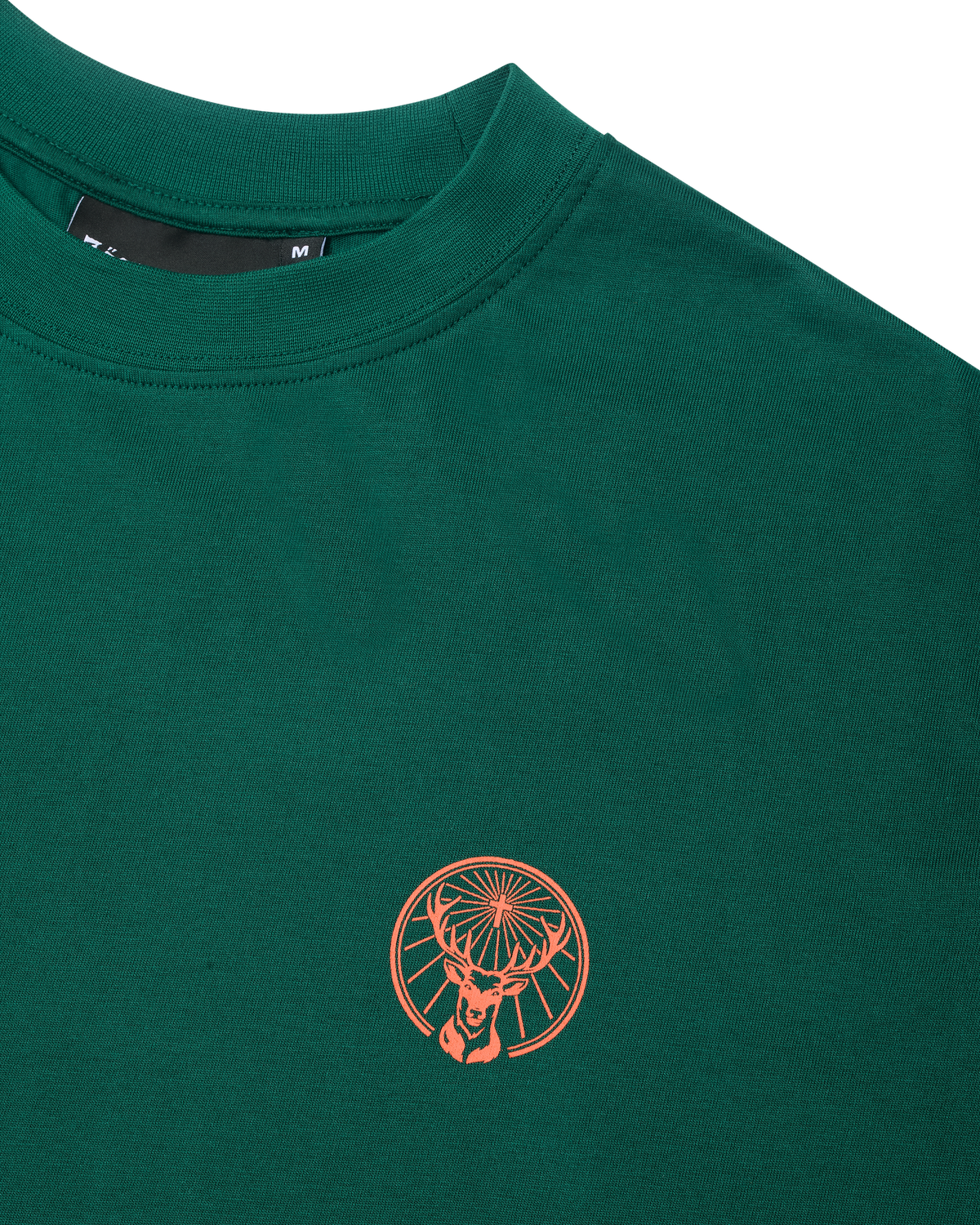Zöld Jägermeister póló narancssárga logóval a mellkason.
