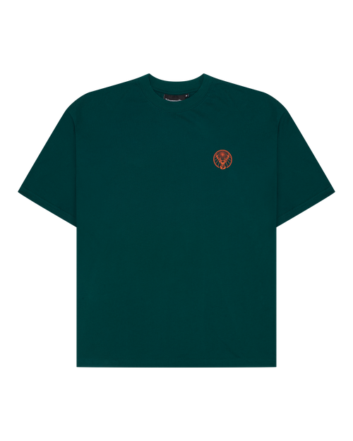 Zöld póló kis narancssárga Jägermeister felirattal a mellkason.