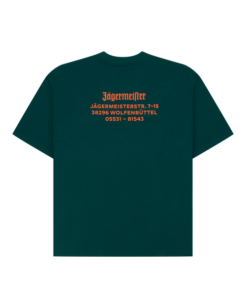 Zöld póló narancssárga Jägermeister wordmarkkal és felirattal a hátán.
