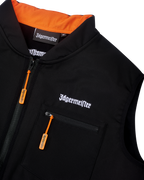 Fekete Jägermeister taktikai mellény fehér Jägermeister szójel márkajelzéssel és narancssárga cipzárral.