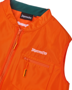 Narancssárga mellény közelről, fehér Jägermeister márkajelzéssel.